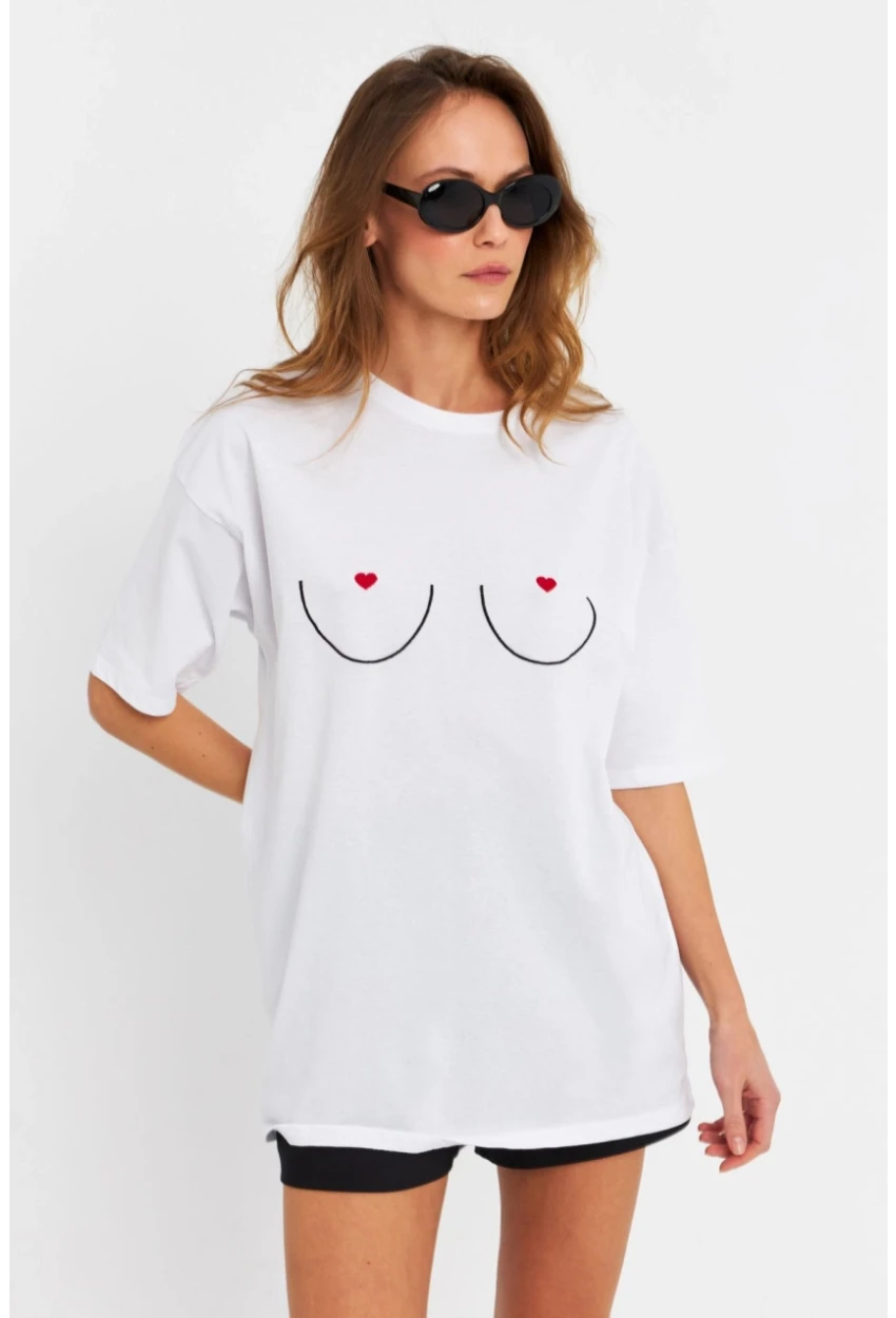 Kadın Beyaz Kalp Nakışlı T-Shirt TF76