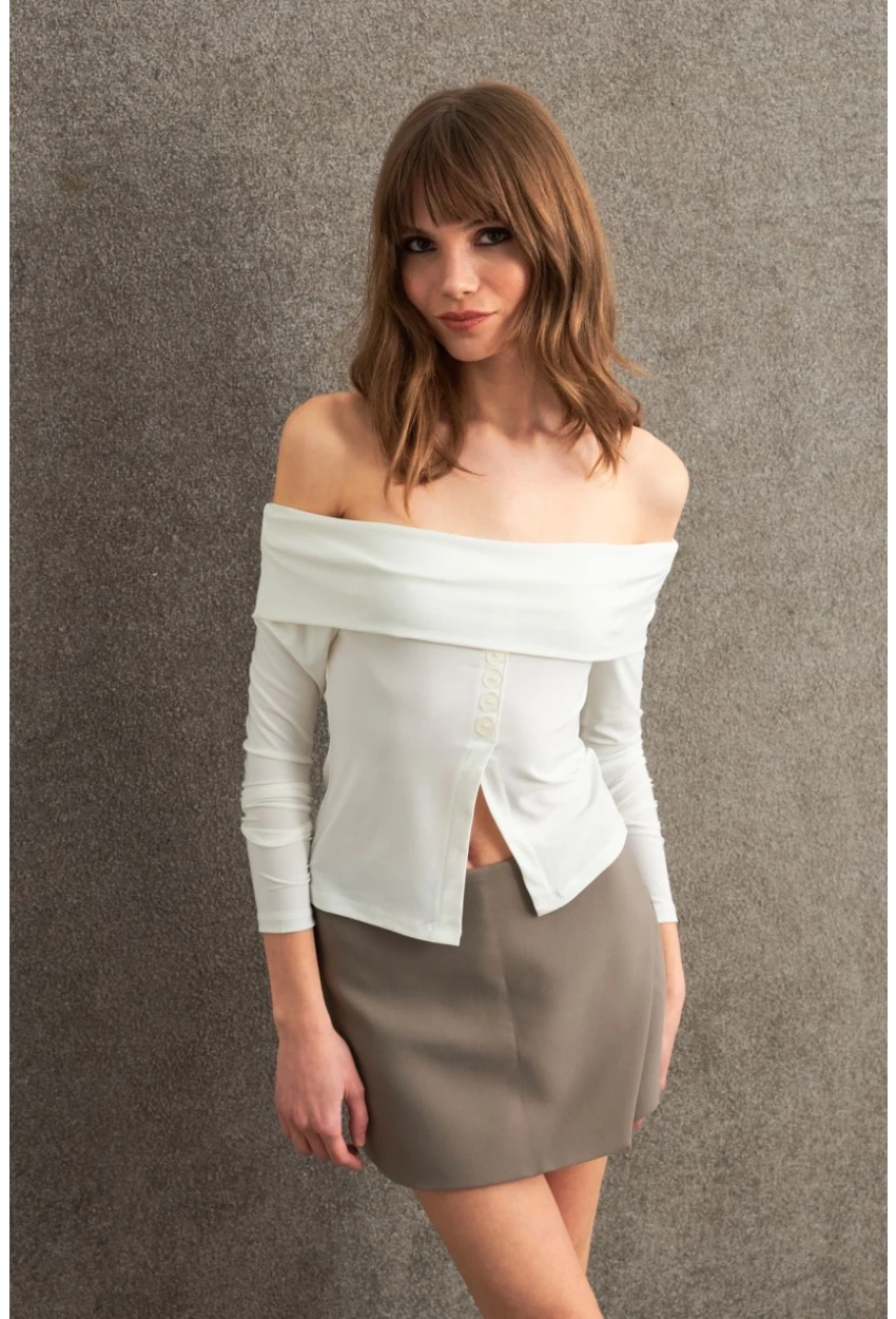 Kadın Ekru Madonna Yaka Yırtmaçlı Crop Bluz ELT4034