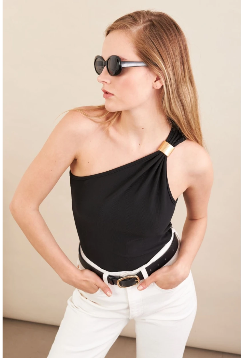 Kadın Siyah Asimetrik Aksesuarlı Bluz FRY2311