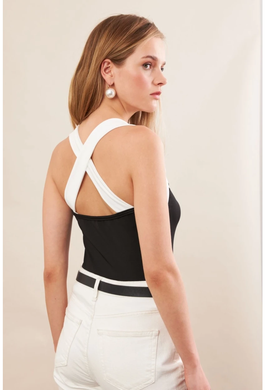 Kadın Siyah-beyaz Kontrast Askılı Bluz Ey3102