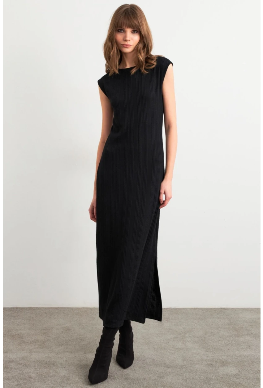 Kadın Siyah Kolsuz Yırtmaçlı Midi Elbise TF60