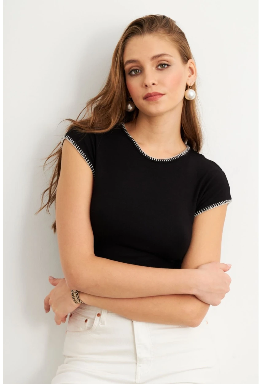 Kadın Siyah Kontrast Dikişli T-Shirt FLU766