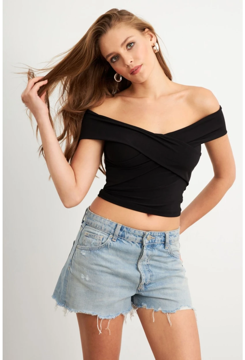 Kadın Siyah Madonna Yaka Crop Bluz VA101