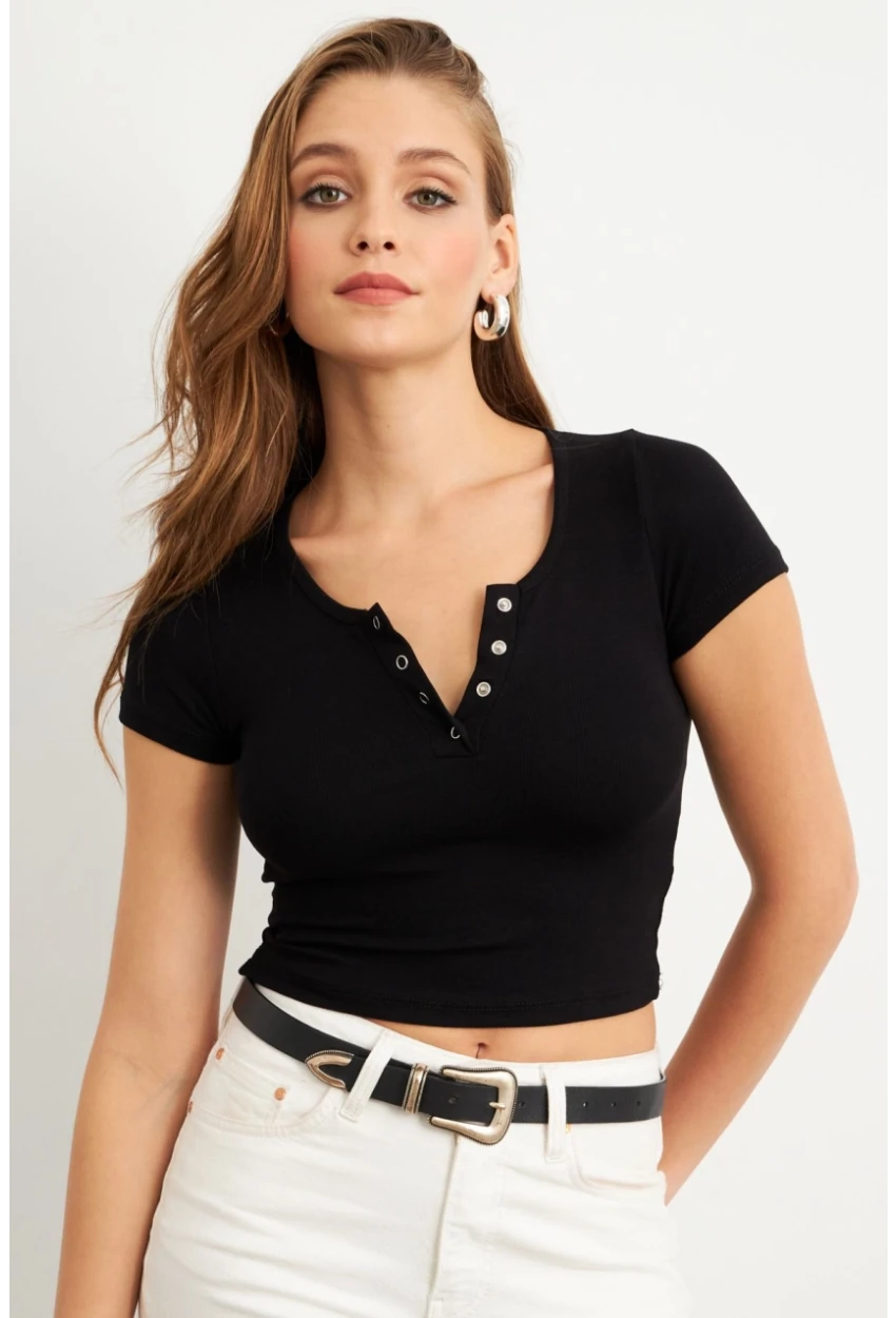 Kadın Siyah Önü Düğmeli Basic T-Shirt TOP07