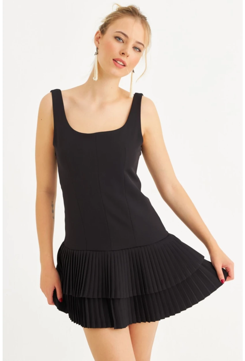 Kadın Siyah Sırt Dekolteli Fırfırlı Şortlu Mini Elbise FRY101