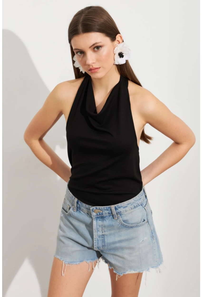 Kadın Siyah Sırt Dekolteli Halter Yaka Bluz AYD412