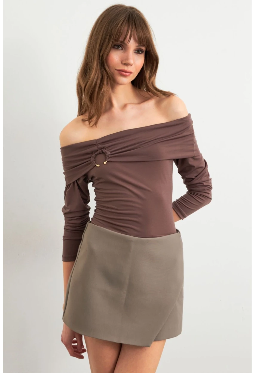 Kadın Vizon Halka Aksesuarlı Madonna Yaka Crop Bluz RLO3043