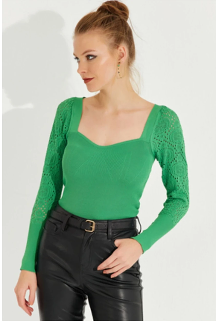 Kadın Yeşil Kalp Yaka Ajurlu Triko Bluz SMT217