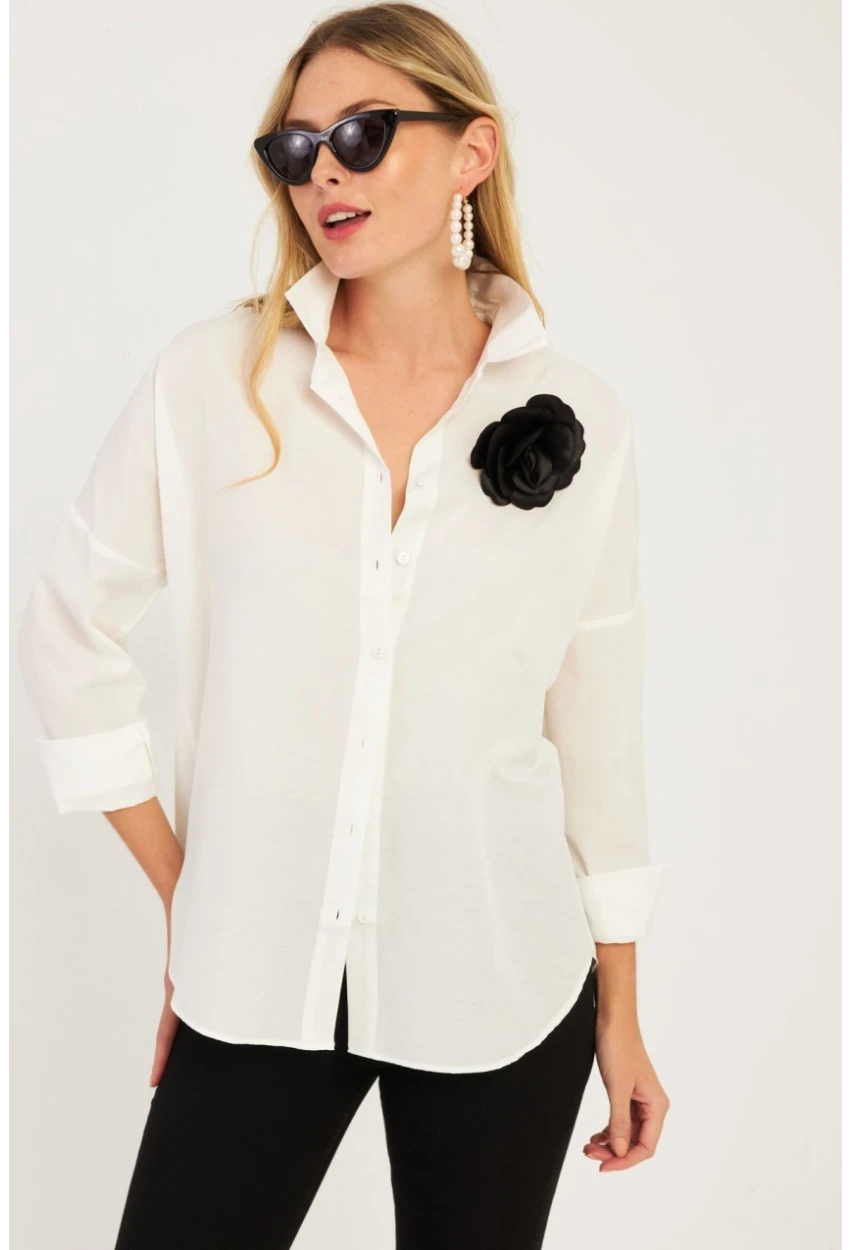 Kadın Beyaz Gül Aksesuarlı Gömlek SF2540