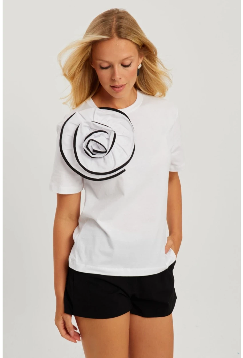 Kadın Beyaz Gül Aksesuarlı T-Shirt SF12740