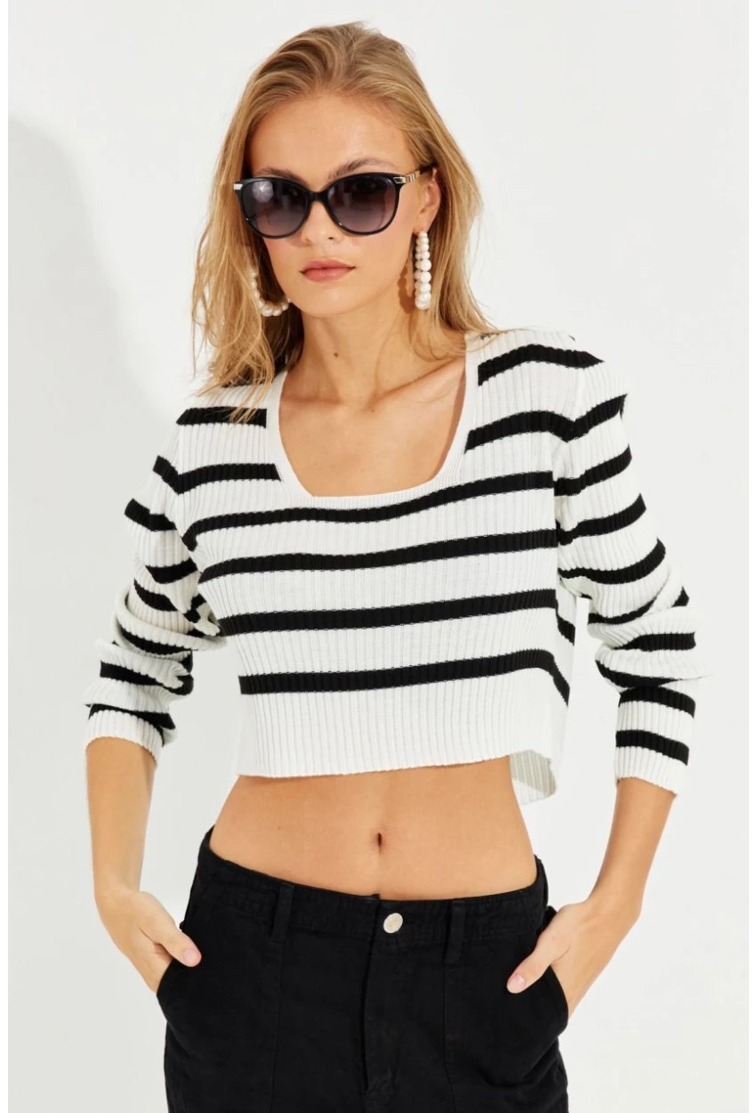 Kadın Beyaz-Siyah Kare Yaka Çizgili Kısa Kazak MİW2061
