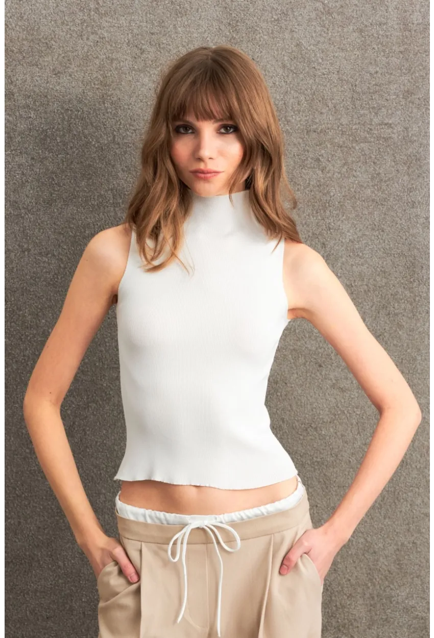 Kadın Beyaz Triko Kolsuz Bluz YV305