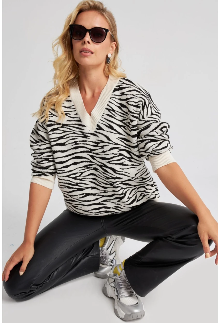 Kadın Beyaz Zebra Desenli Triko Kazak YZ521