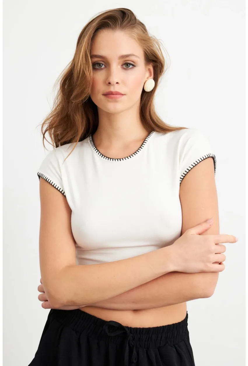 Kadın Ekru Kontrast Dikişli T-Shirt FLU766