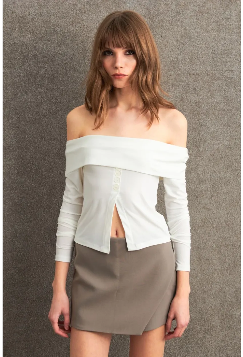 Kadın Ekru Madonna Yaka Yırtmaçlı Crop Bluz ELT4034