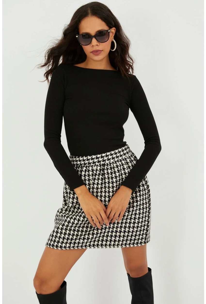 Kadın Ekru-Siyah Kazayağı Desenli Mini Kaşe Etek KN53