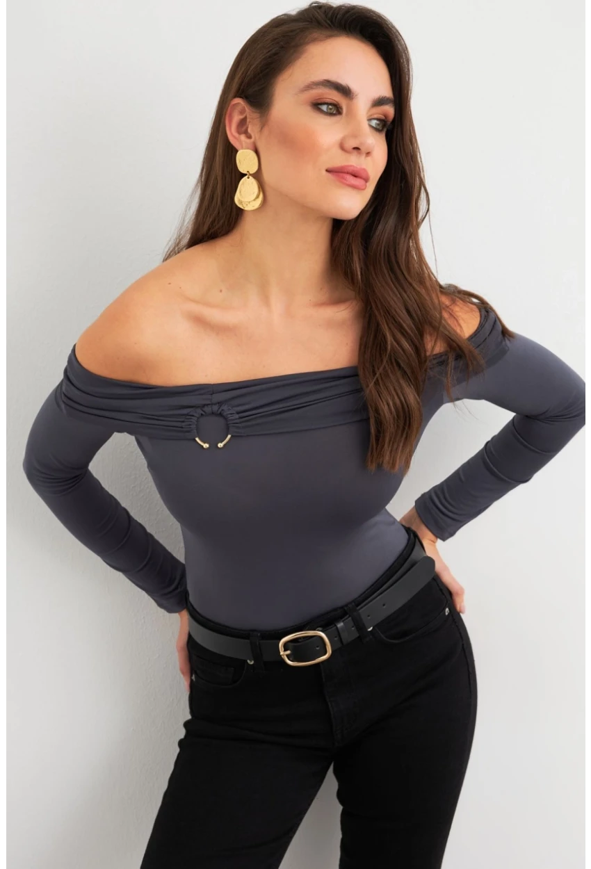 Kadın Gri Halka Aksesuarlı Madonna Yaka Crop Bluz RLO3043