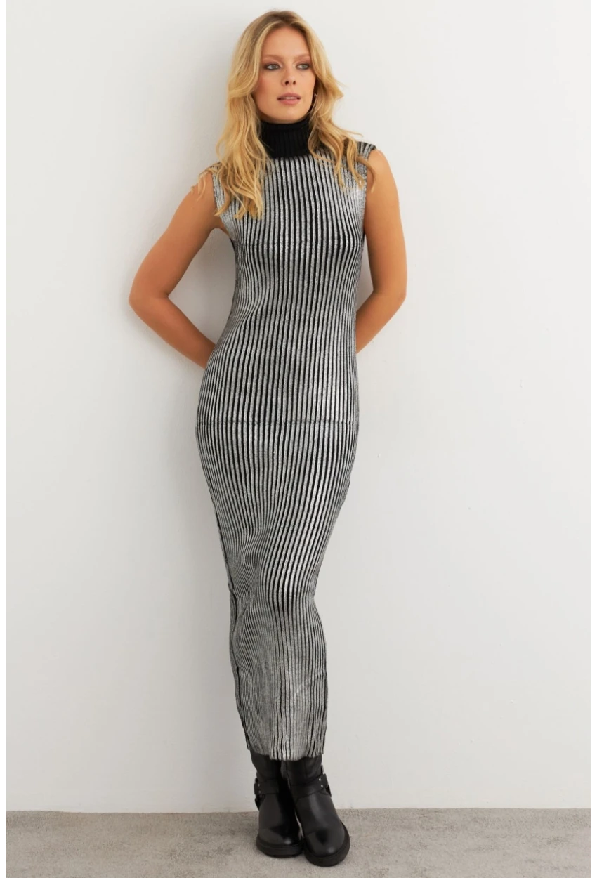 Kadın Gümüş Rengi Varaklı Balıkçı Maxi Elbise RM599