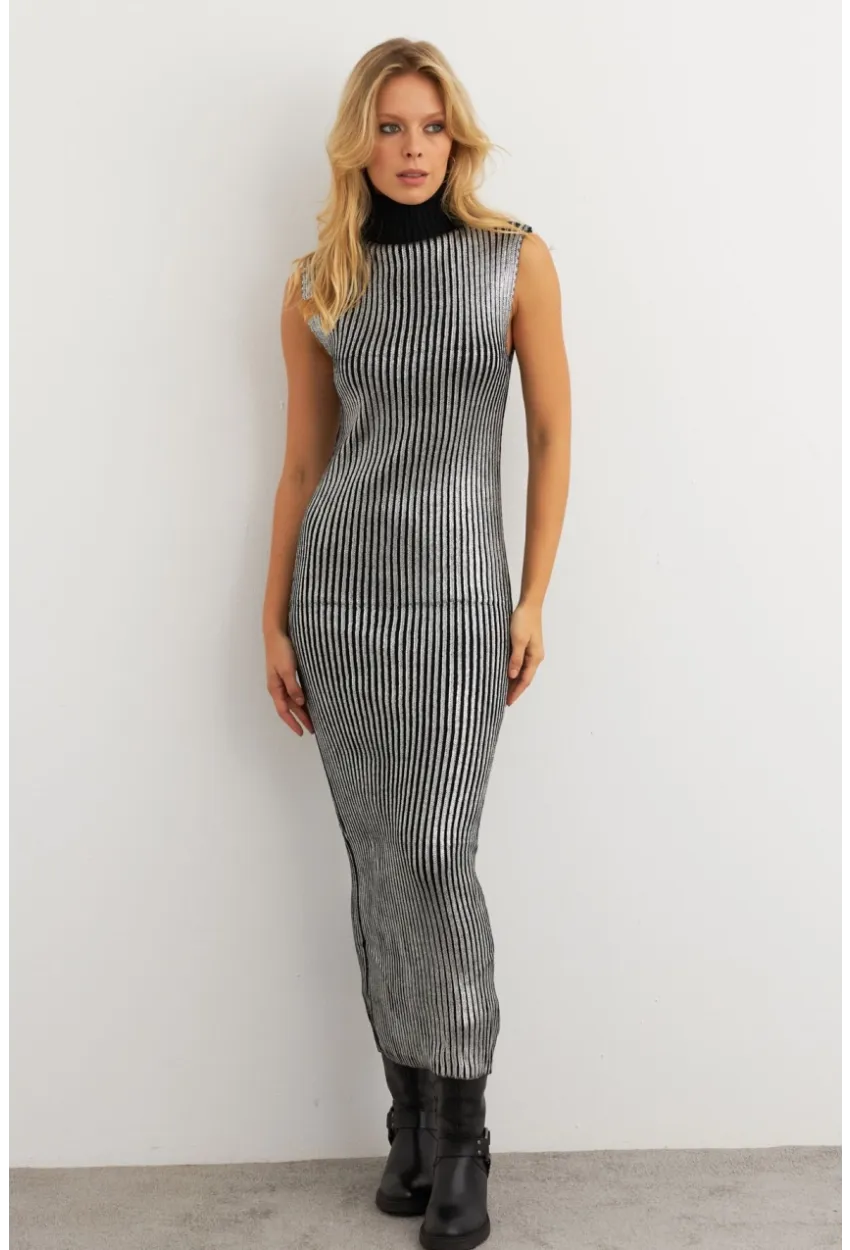 Kadın Gümüş Rengi Varaklı Balıkçı Maxi Elbise RM599