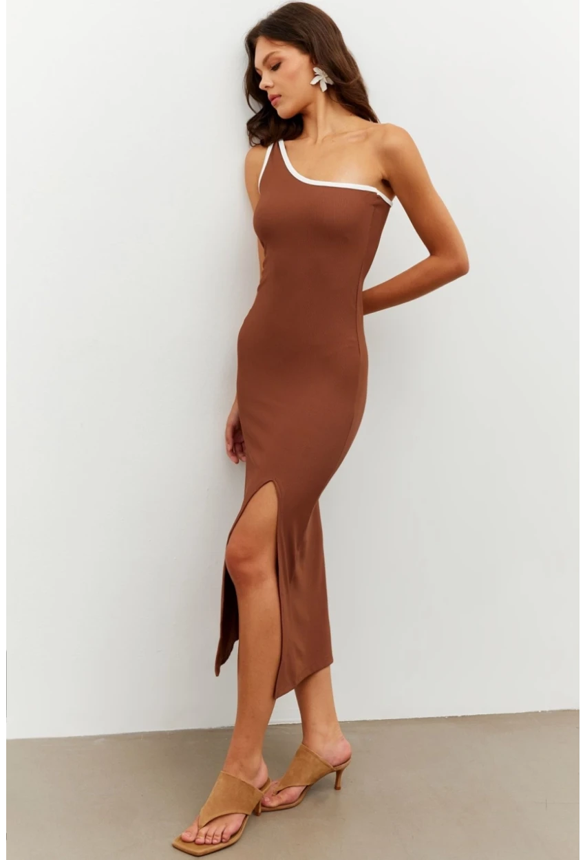 Kadın Kahverengi Biyeli Tek Omuz Yırtmaçlı Midi Elbise RMZ21041