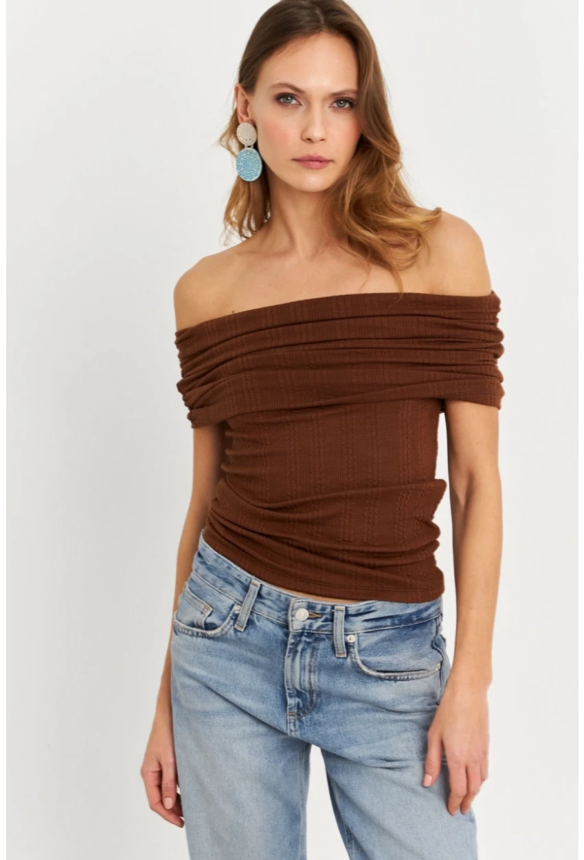 Kadın Kahverengi Kolsuz Madonna Yaka Bluz TF51