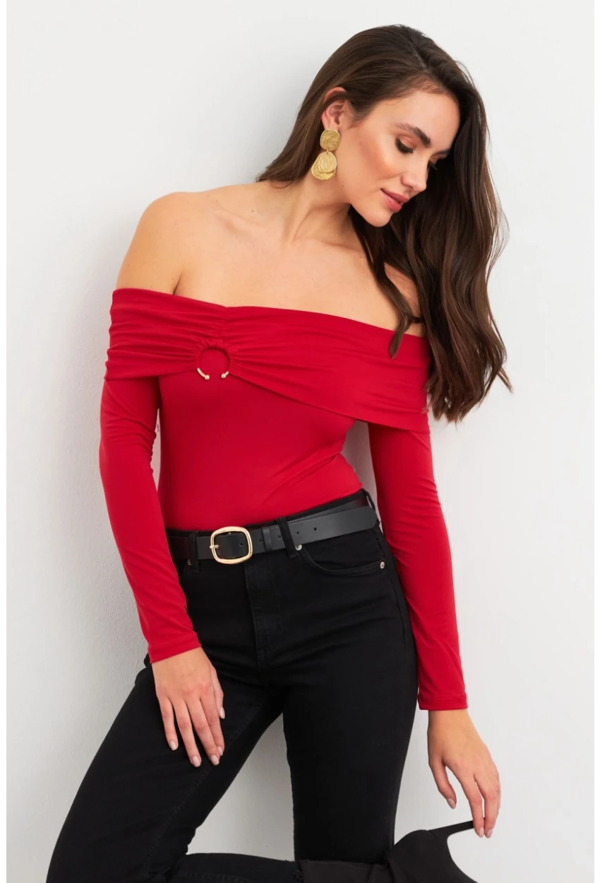 Kadın Kırmızı Halka Aksesuarlı Madonna Yaka Crop Bluz RLO3043