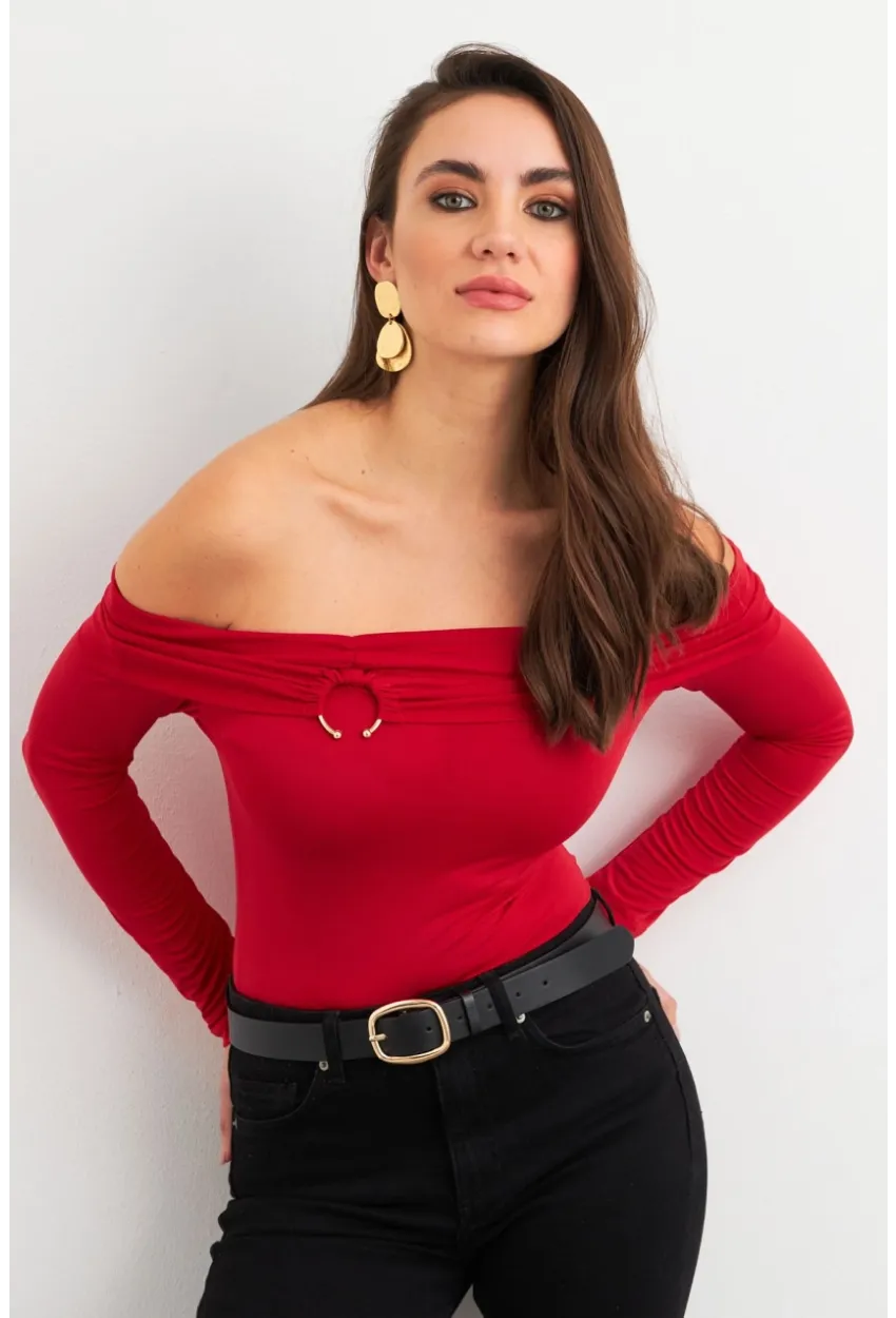 Kadın Kırmızı Halka Aksesuarlı Madonna Yaka Crop Bluz RLO3043