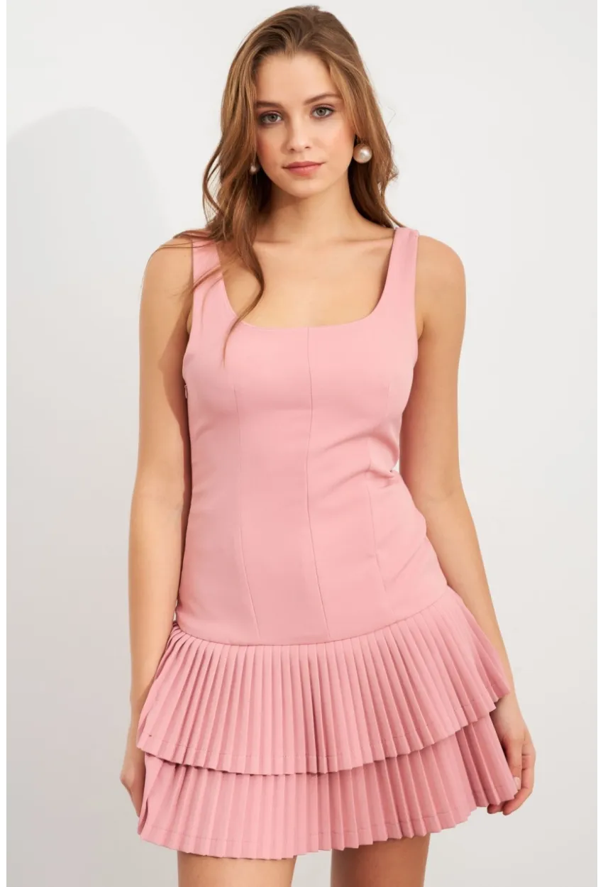 Kadın Pembe Sırt Dekolteli Fırfırlı Şortlu Mini Elbise FRY101