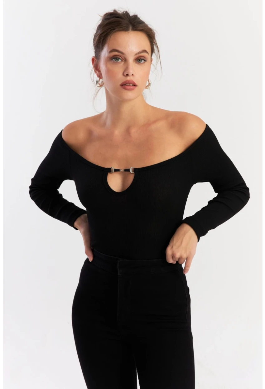 Kadın Siyah Aksesuarlı Kaşkorse Bluz EY2918