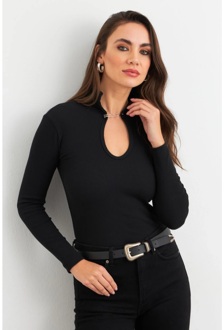 Kadın Siyah Aksesuarlı Pencereli Kaşkorse Bluz EY3032