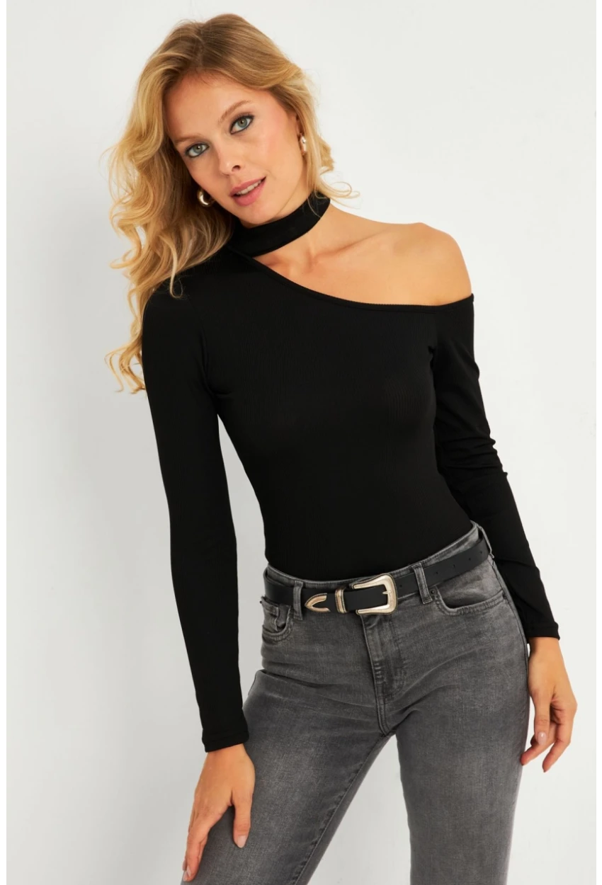 Kadın Siyah Asimetrik Yaka Bluz CG376