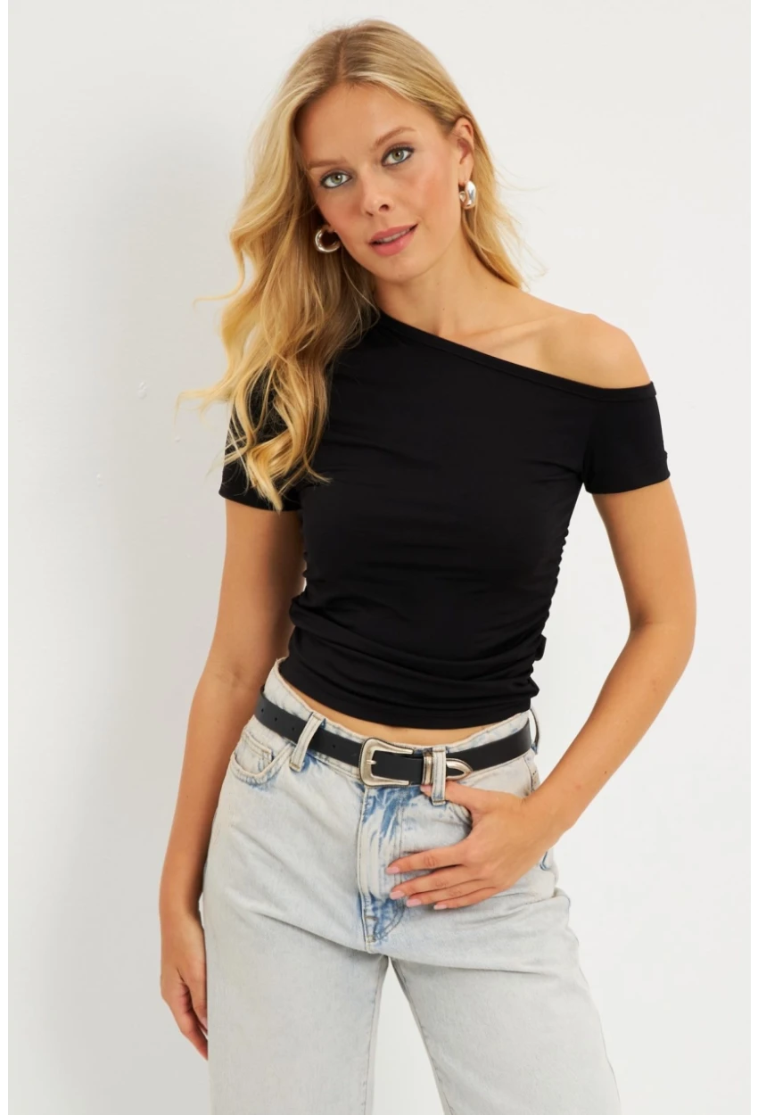 Kadın Siyah Asimetrik Yaka Büzgüllü Bluz DMR332