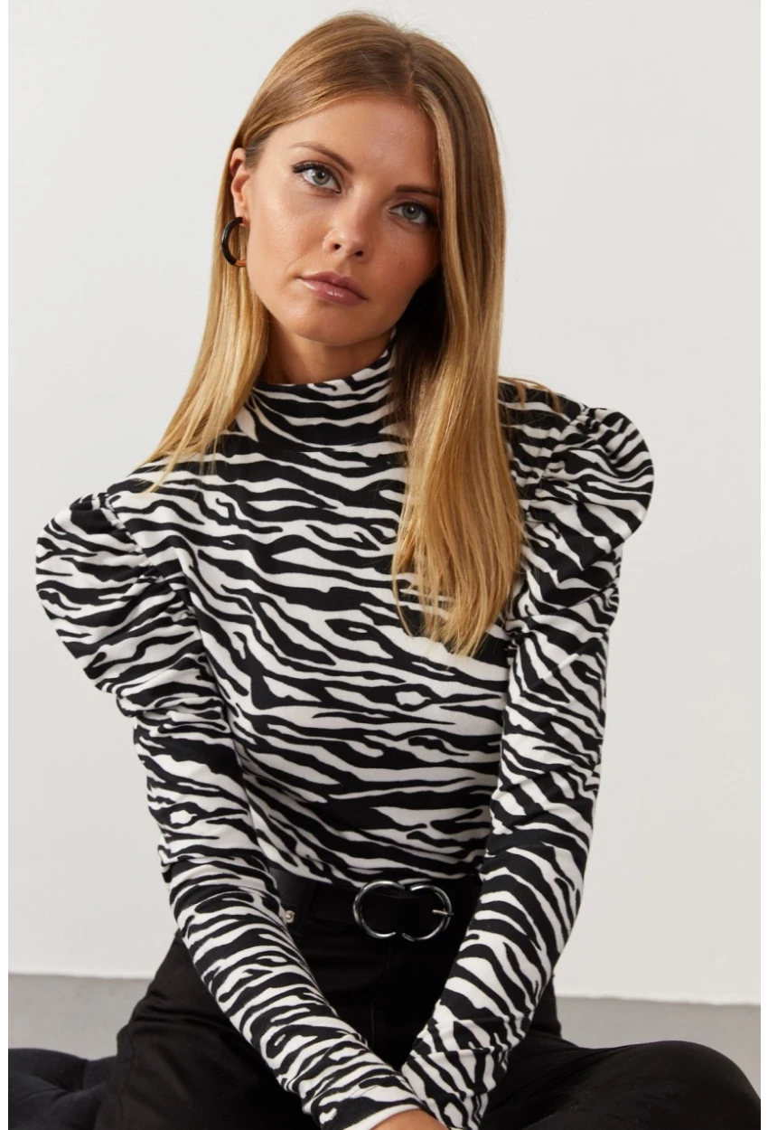 Kadın Siyah-Beyaz Balon Kol Zebra Desen Bluz EY1062