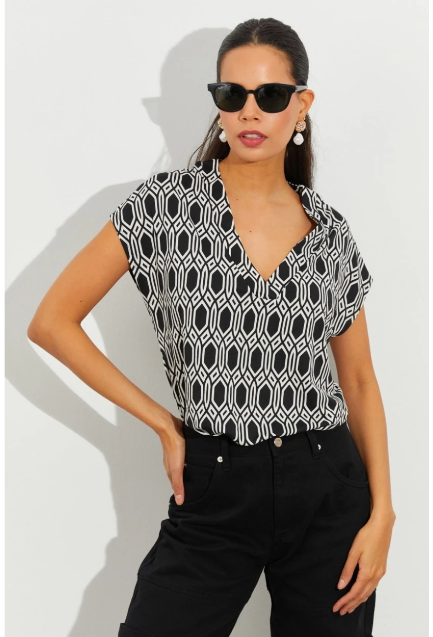 Kadın Siyah-Beyaz Desenli V Yaka Bluz LPP1217