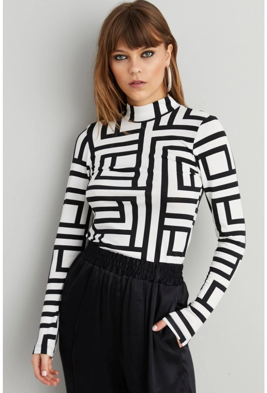 Kadın Siyah-Beyaz Yarım Balıkçı Desenli Bluz LPP1147