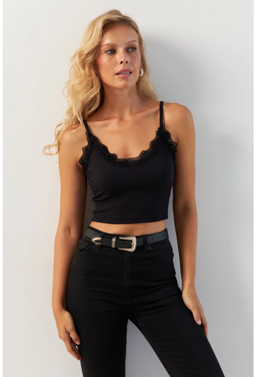 Kadın Siyah Dantel Detaylı Crop Bluz MK22