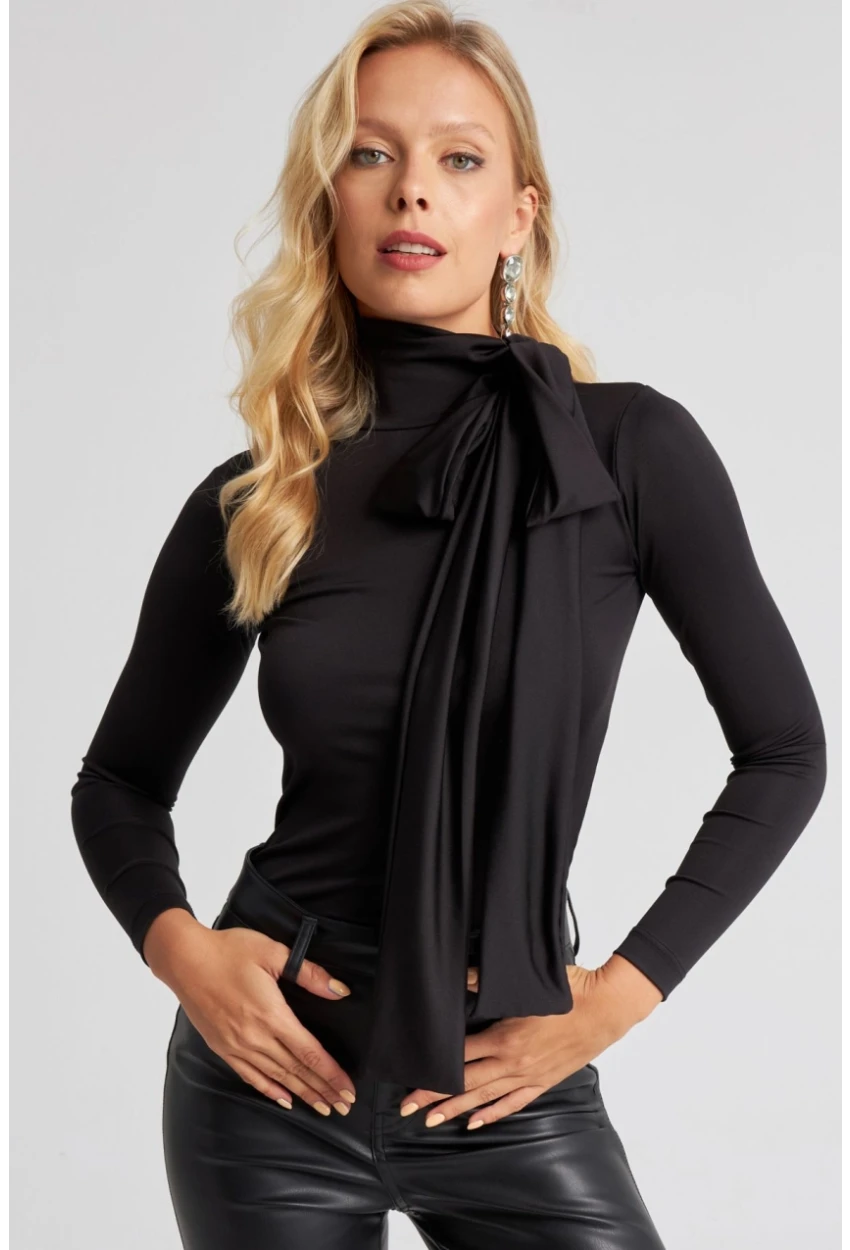 Kadın Siyah Fiyonklu Bluz EY2670