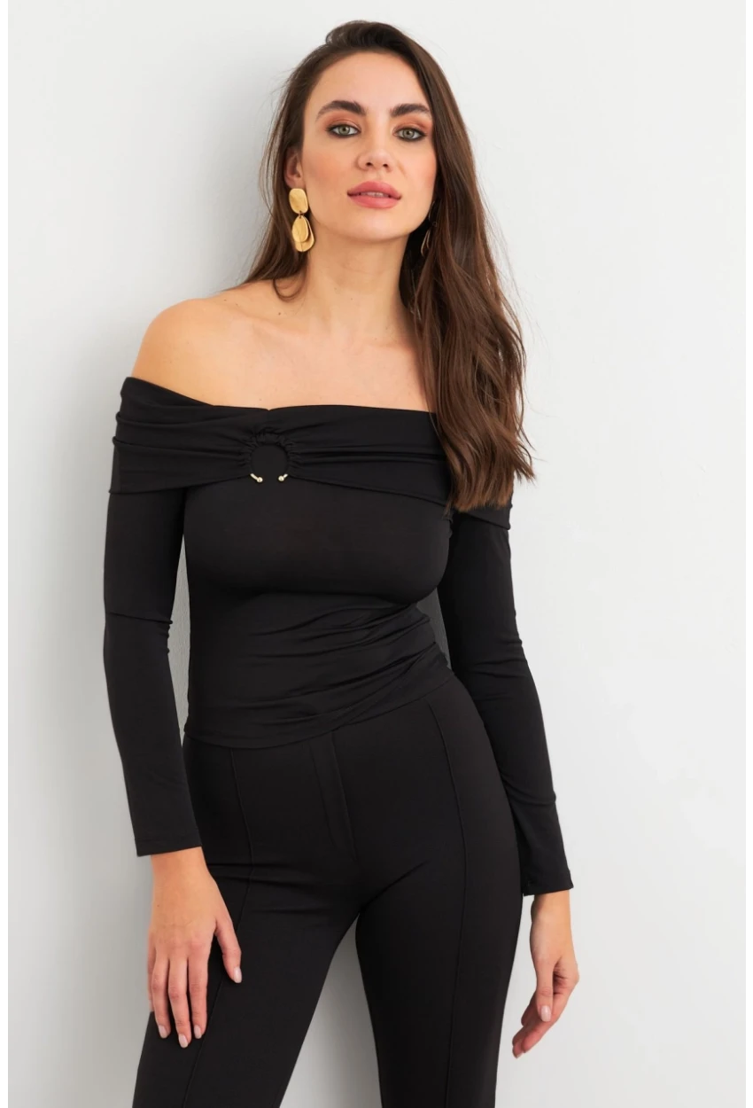 Kadın Siyah Halka Aksesuarlı Madonna Yaka Crop Bluz RLO3043