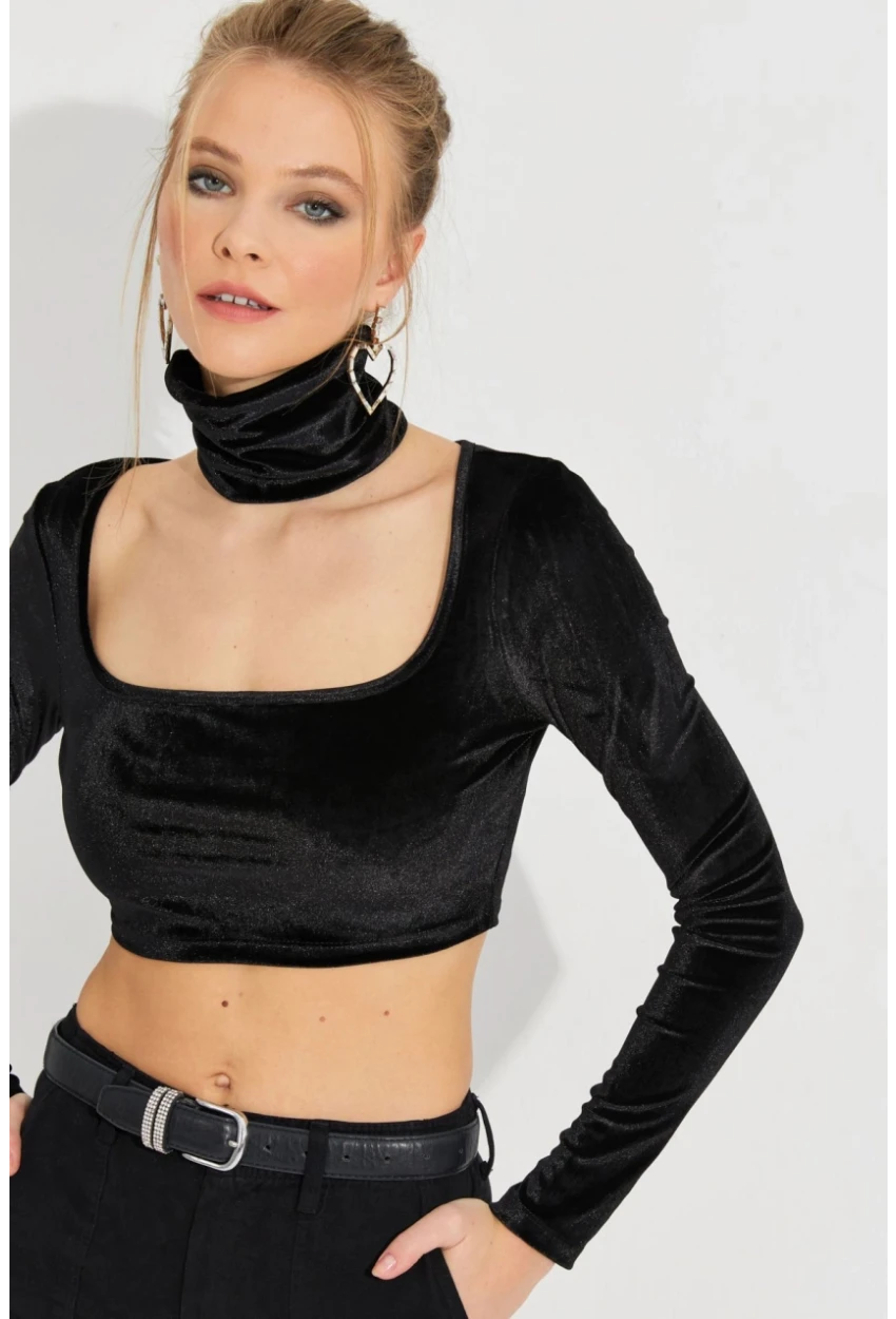 Kadın Siyah Kare Yaka Boyunluklu Kadife Crop Bluz B2867