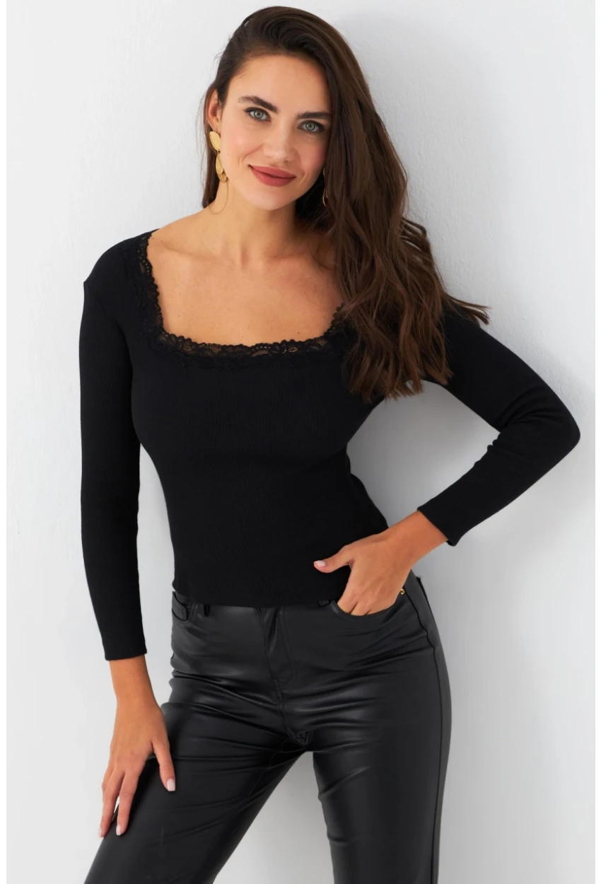 Kadın Siyah Kare Yaka Dantelli Bluz TF36