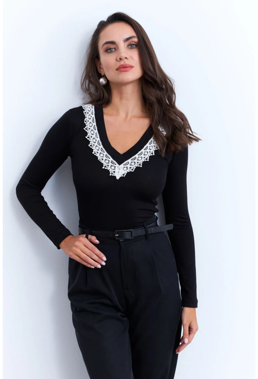 Kadın Siyah Kroşe Aksesuarlı V Yaka Bluz EY2969