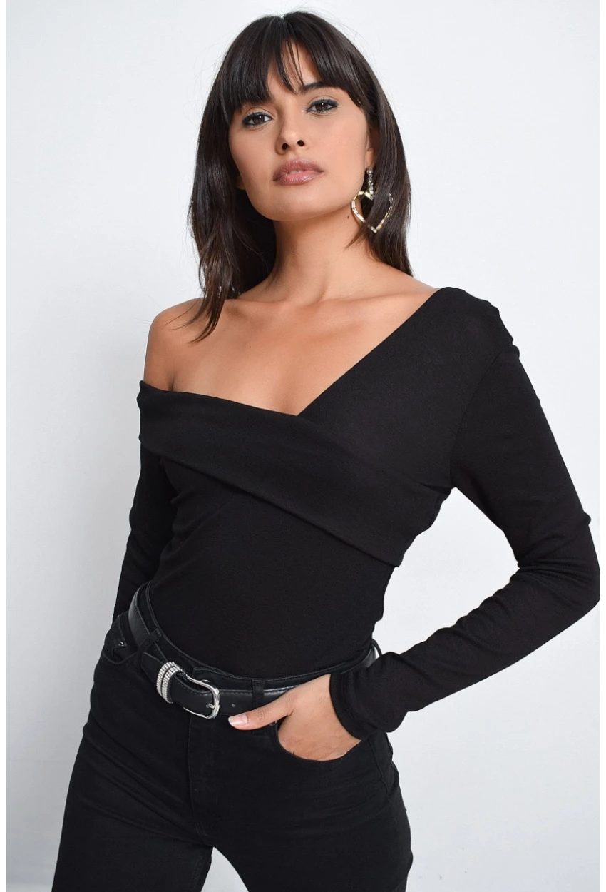 Kadın Siyah Madonna Yaka Bluz B10