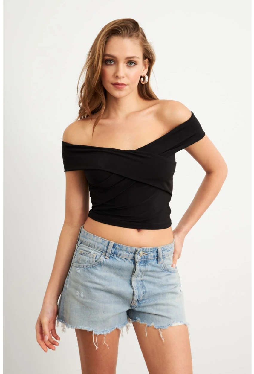 Kadın Siyah Madonna Yaka Crop Bluz VA101