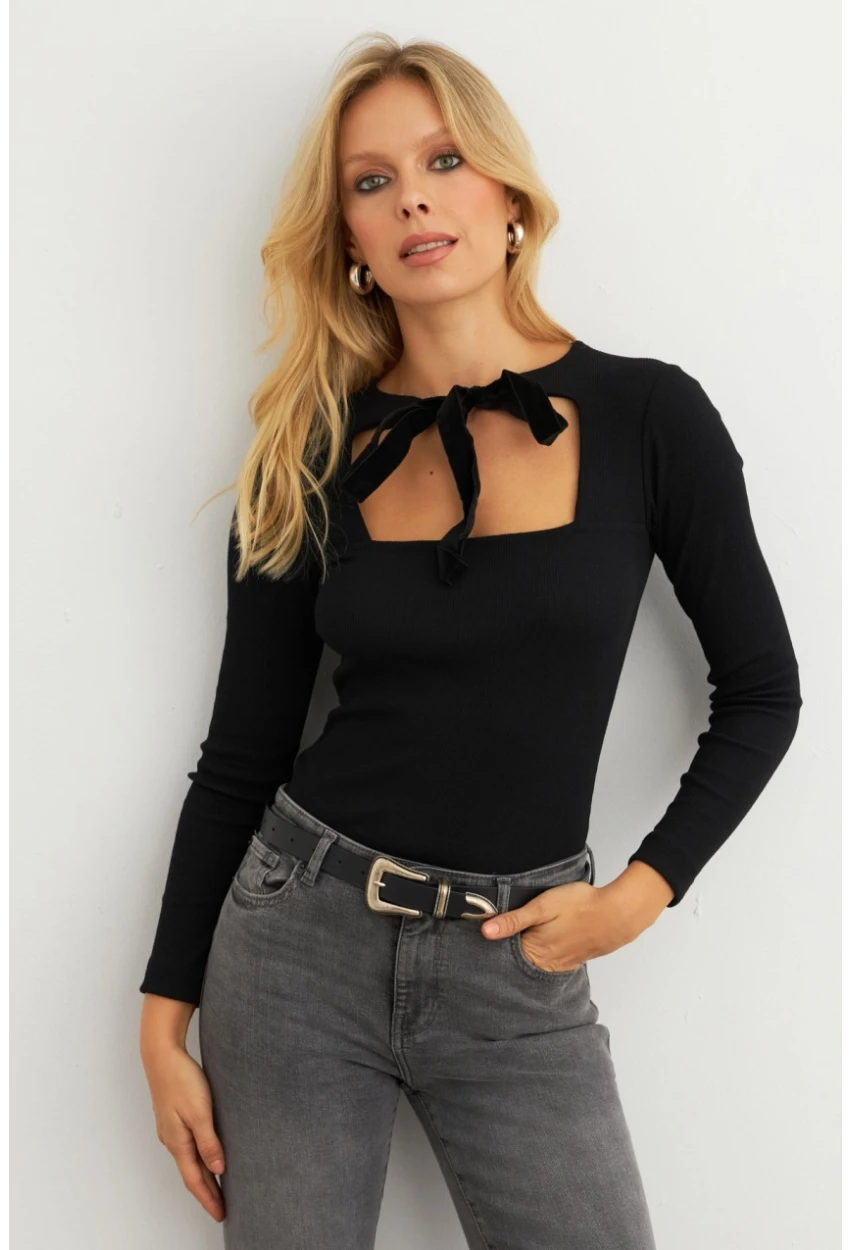 Kadın Siyah Önü Bağlamalı Kare Yaka Bluz EY3008