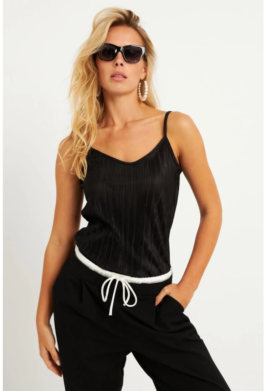 Kadın Siyah Piliseli Askılı Bluz DMR004