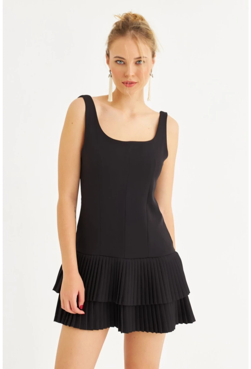 Kadın Siyah Sırt Dekolteli Fırfırlı Şortlu Mini Elbise FRY101