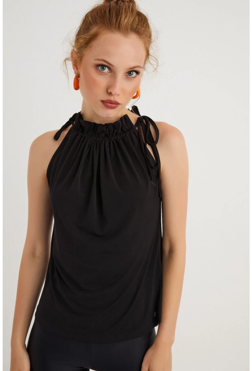 Kadın Siyah Yakası Fırfırlı Kolsuz Bluz BTH01