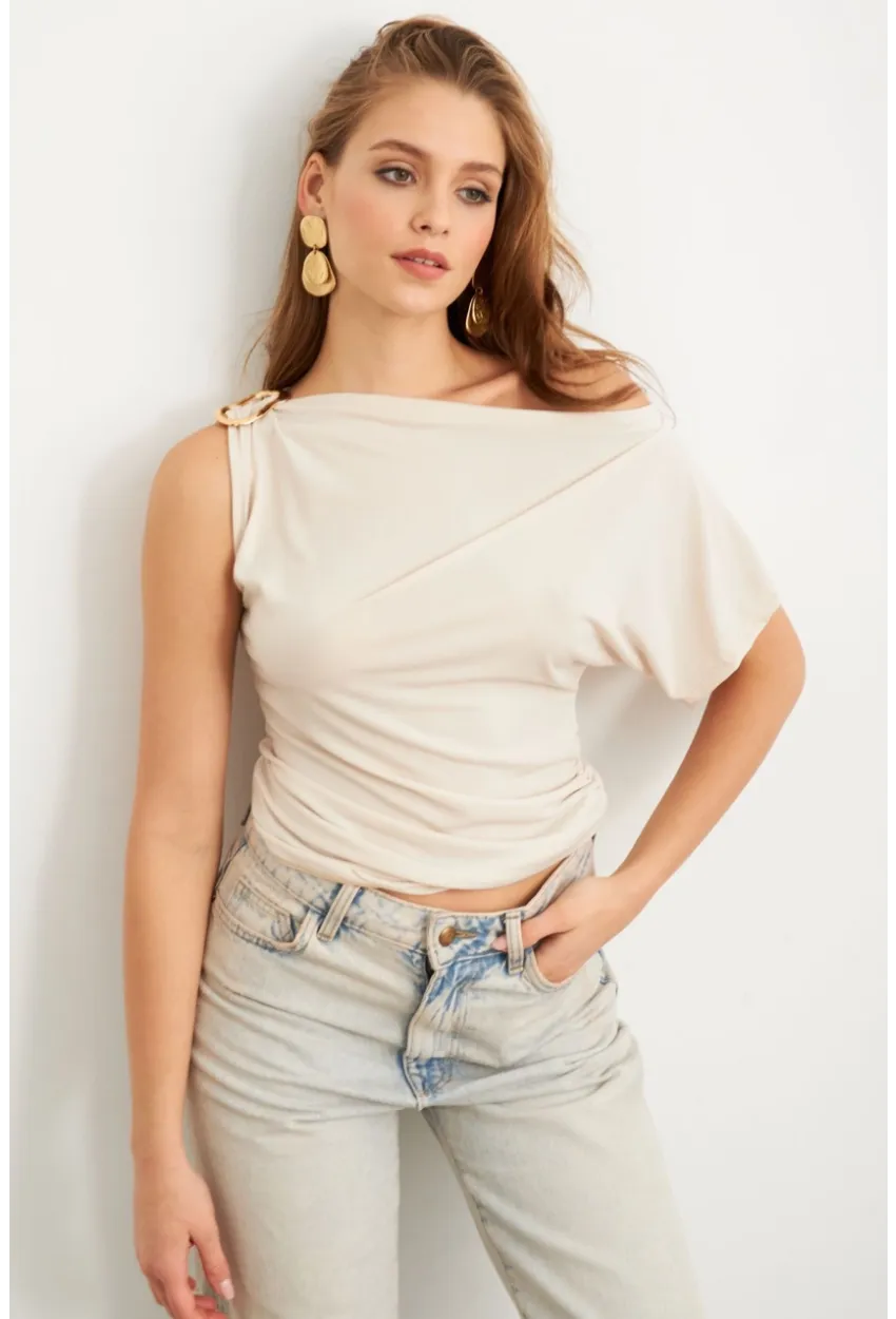 Kadın Vanilya Aksesuarlı Asimetrik Kol Bluz VA102