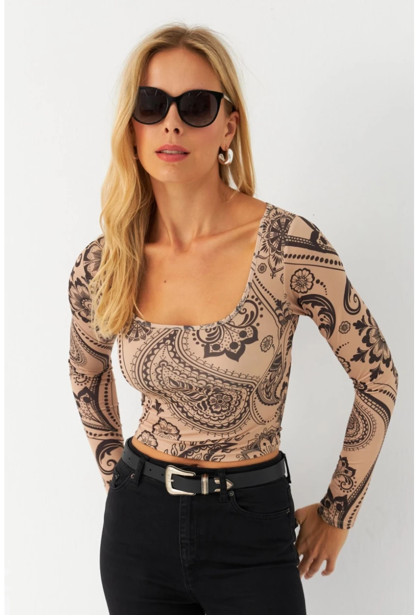 Kadın Vanilya-Siyah Kare Yaka Desenli Crop Bluz LİK13