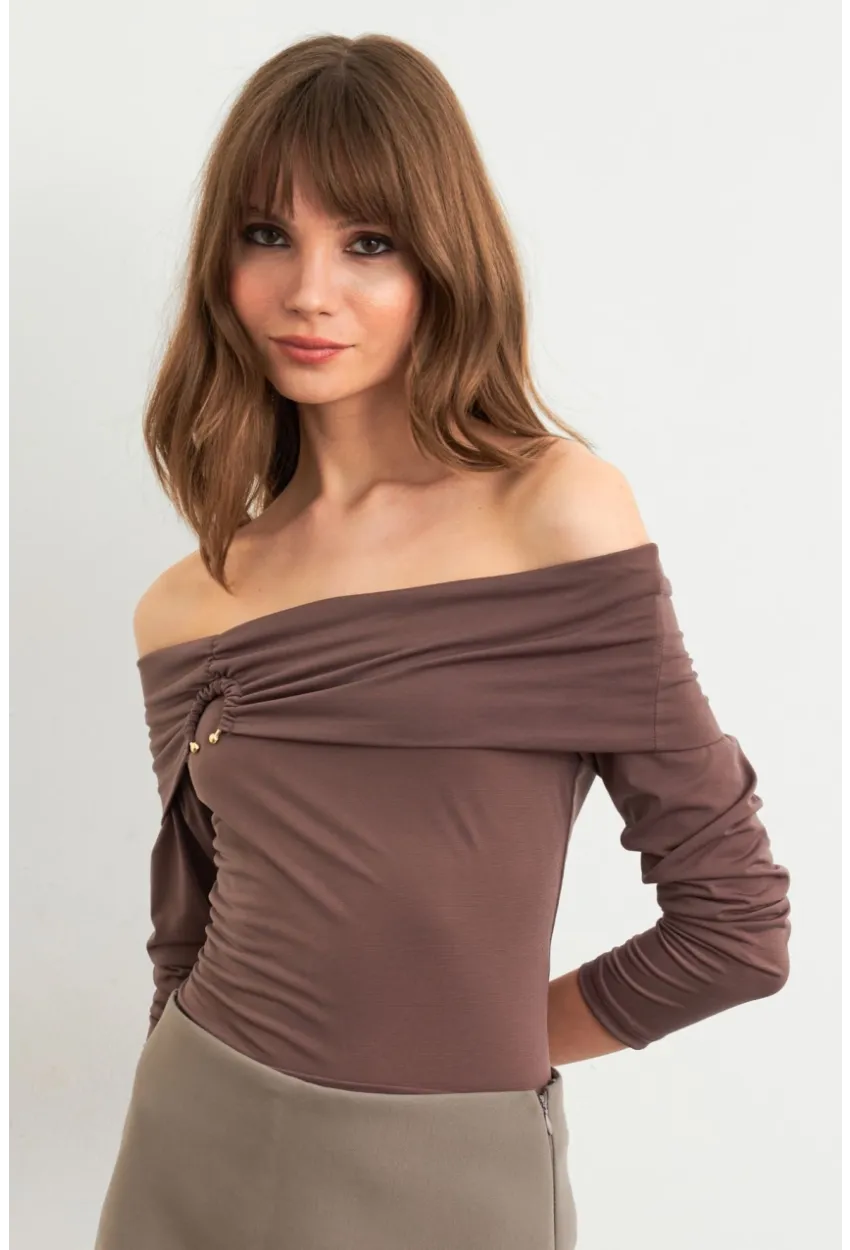 Kadın Vizon Halka Aksesuarlı Madonna Yaka Crop Bluz RLO3043